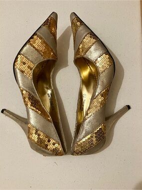 Vintage Women's Silver with Gold Sequin Pointed-Toe Heels size 7.5